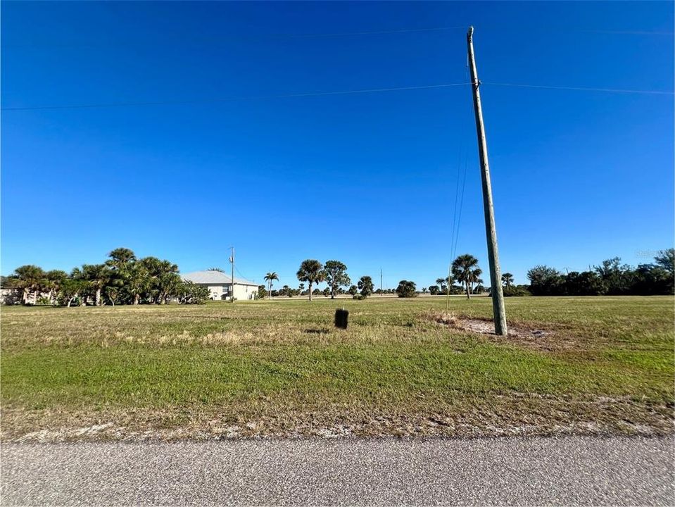 На продажу: $31,000 (0.19 acres)