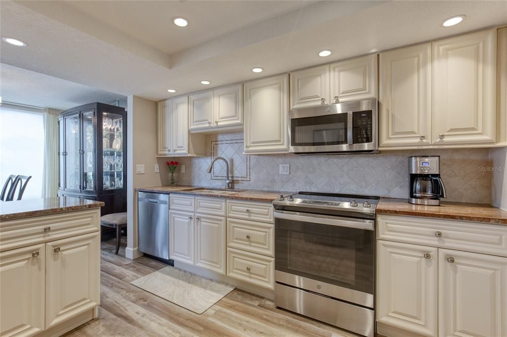 For Sale: $465,000 (2 beds, 2 baths, 1699 Square Feet)