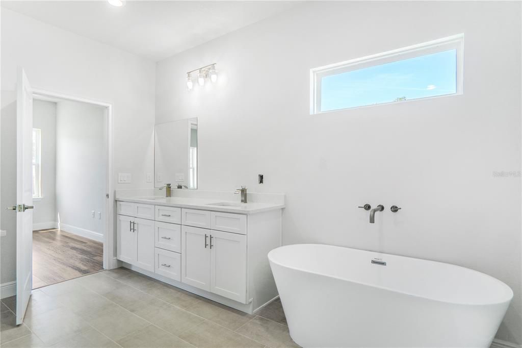 For Rent: $2,150 (4 beds, 3 baths, 1952 Square Feet)