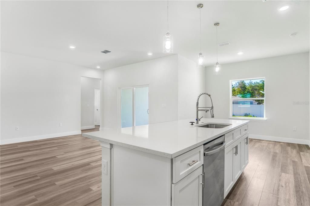 For Rent: $2,150 (4 beds, 3 baths, 1952 Square Feet)