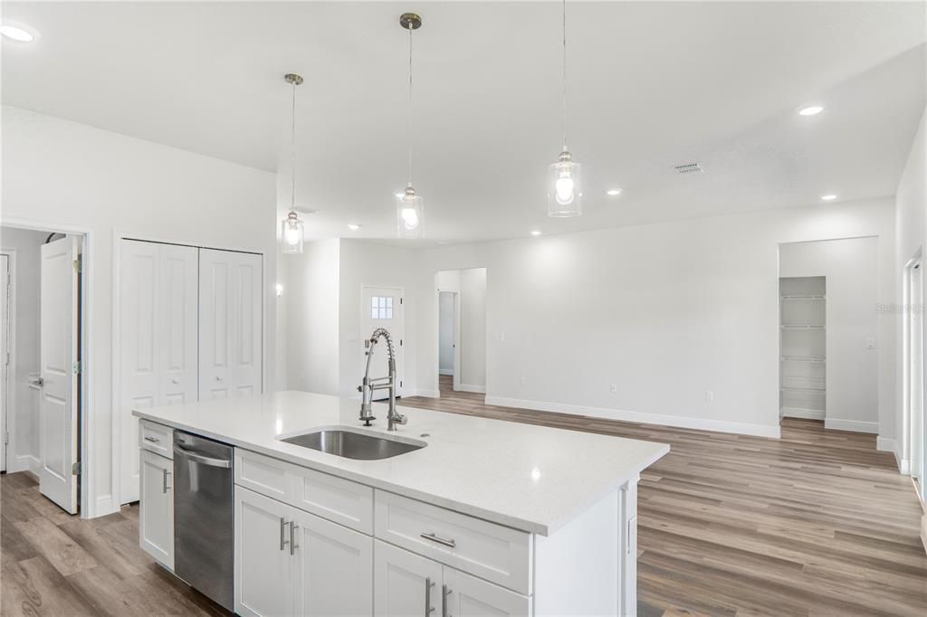 For Rent: $2,150 (4 beds, 3 baths, 1952 Square Feet)