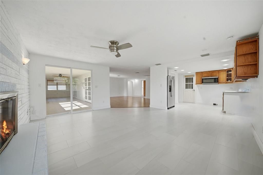 For Sale: $343,711 (2 beds, 2 baths, 1562 Square Feet)