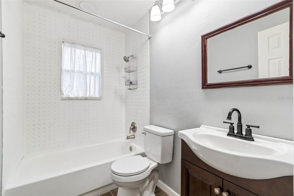 Под контрактом: $199,000 (4 спален, 3 ванн, 1922 Квадратных фут)