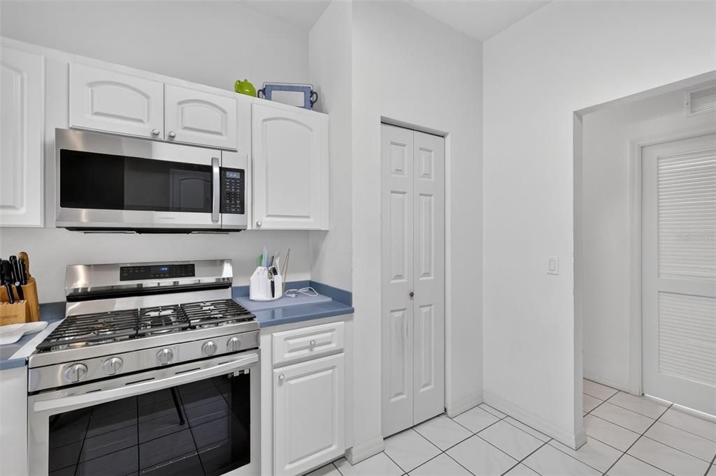 For Sale: $259,000 (2 beds, 2 baths, 1869 Square Feet)