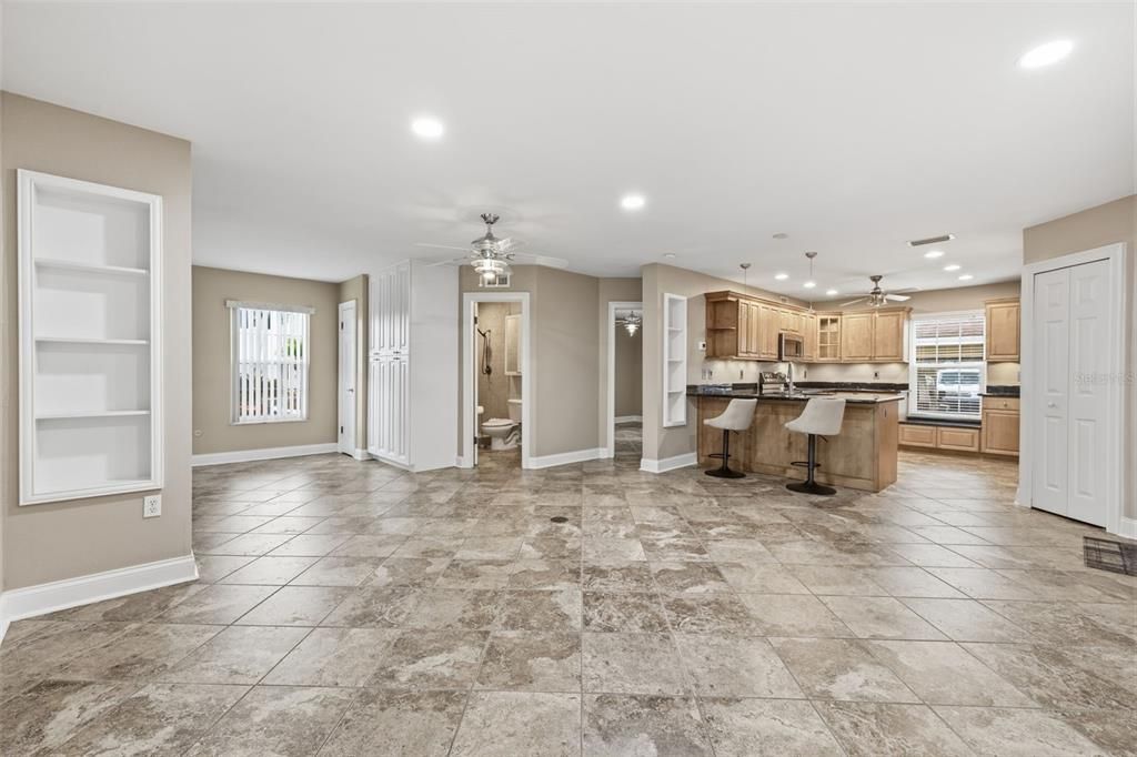 For Sale: $229,500 (1 beds, 1 baths, 934 Square Feet)