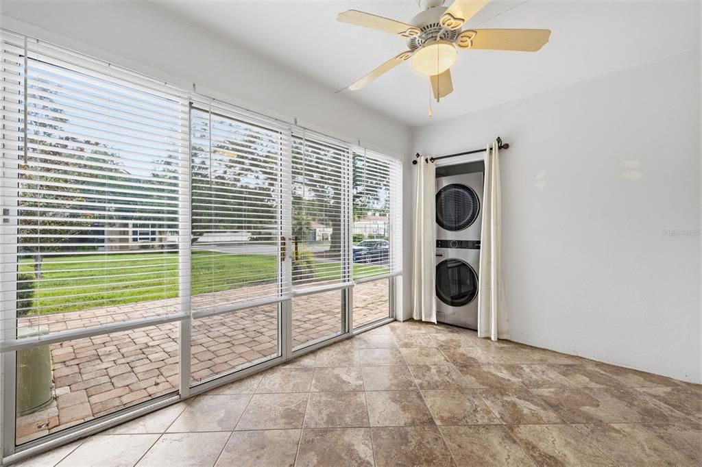For Sale: $229,500 (1 beds, 1 baths, 934 Square Feet)