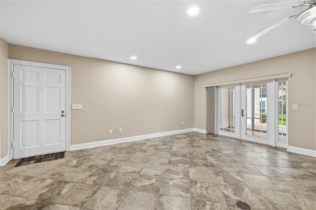 For Sale: $229,500 (1 beds, 1 baths, 934 Square Feet)