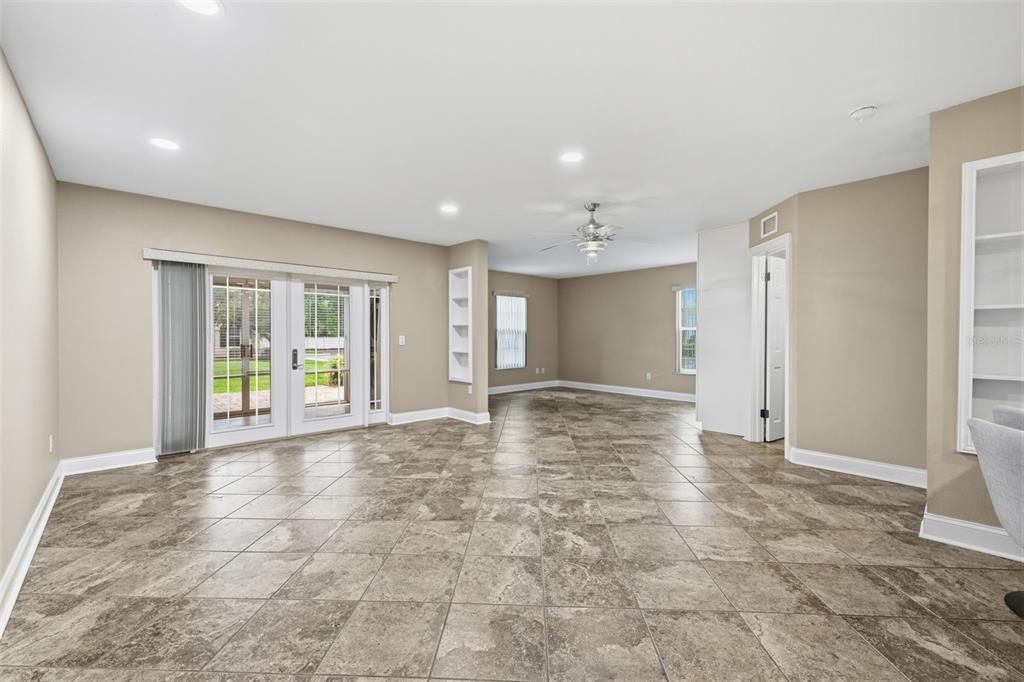 For Sale: $229,500 (1 beds, 1 baths, 934 Square Feet)