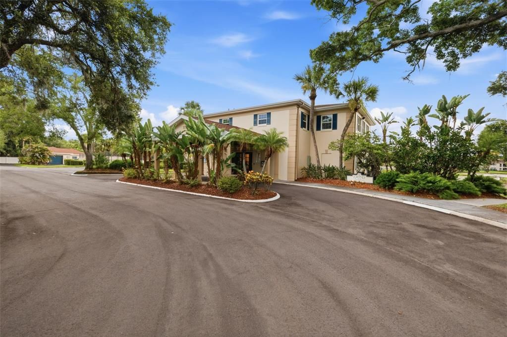 For Sale: $229,500 (1 beds, 1 baths, 934 Square Feet)