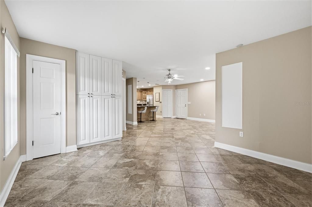 For Sale: $229,500 (1 beds, 1 baths, 934 Square Feet)