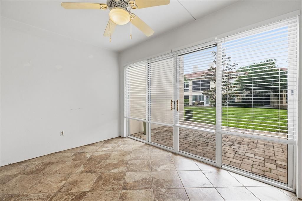 For Sale: $229,500 (1 beds, 1 baths, 934 Square Feet)