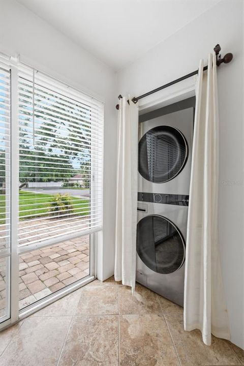 For Sale: $229,500 (1 beds, 1 baths, 934 Square Feet)