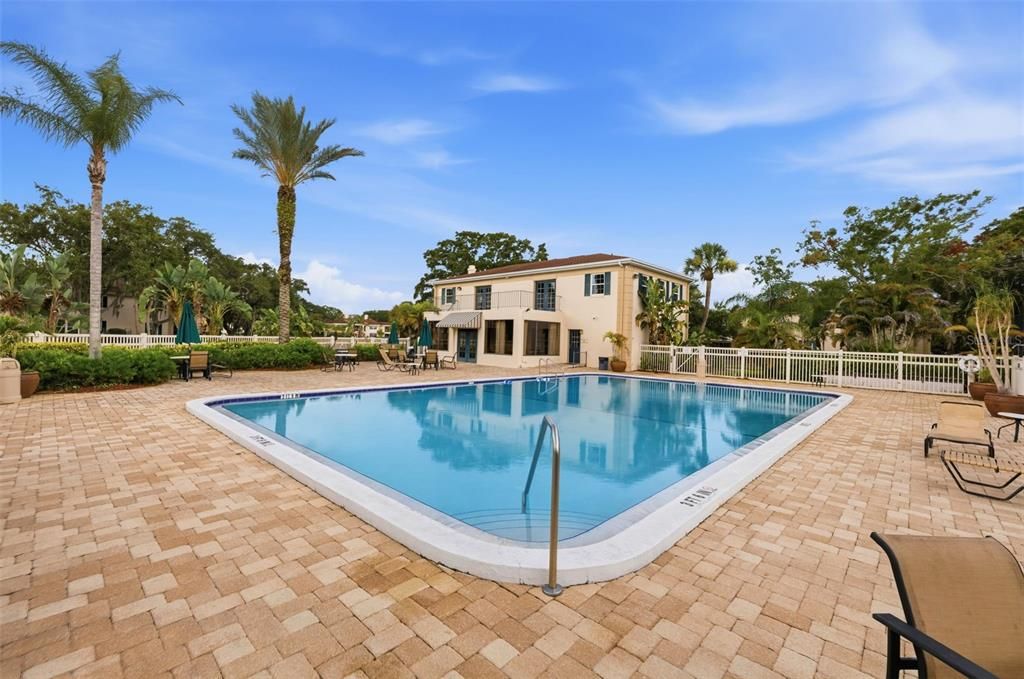 For Sale: $229,500 (1 beds, 1 baths, 934 Square Feet)