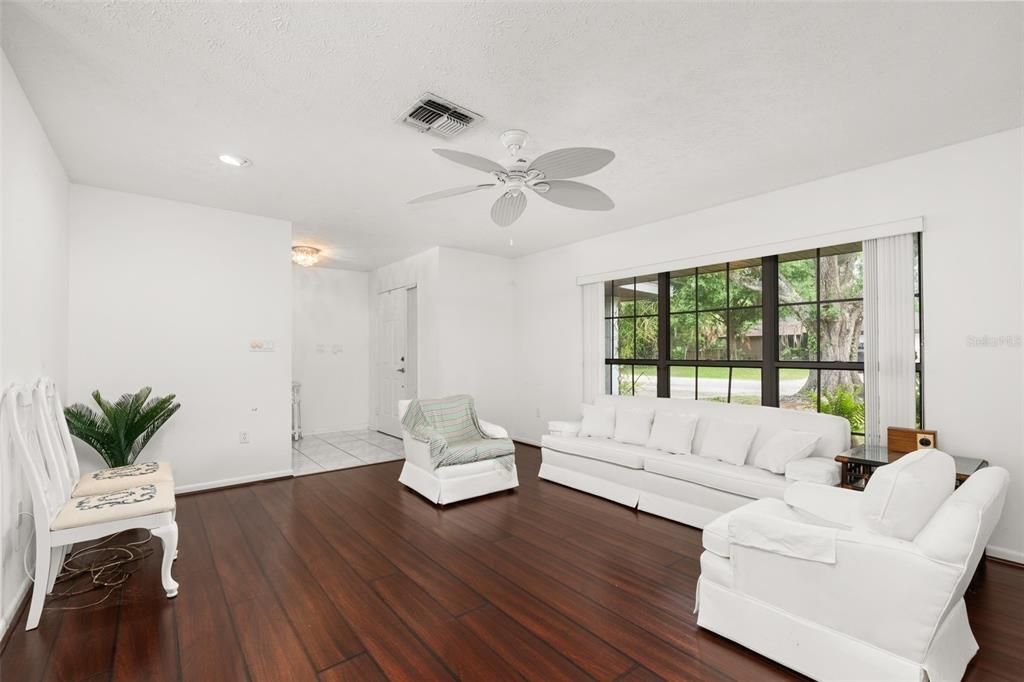 En Venta: $295,000 (3 camas, 2 baños, 1718 Pies cuadrados)