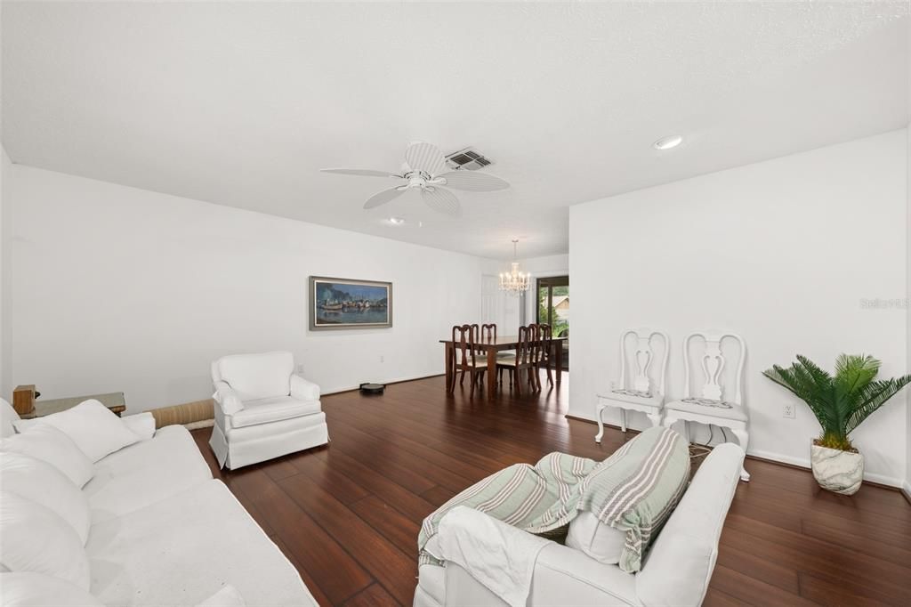 En Venta: $295,000 (3 camas, 2 baños, 1718 Pies cuadrados)