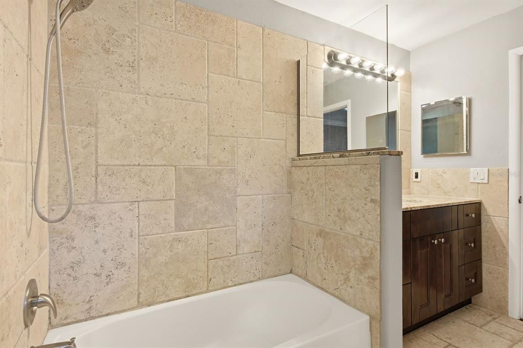 Activo con contrato: $499,900 (4 camas, 2 baños, 2124 Pies cuadrados)
