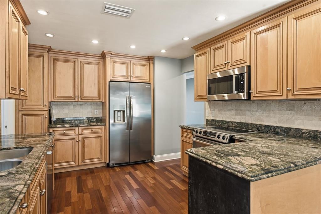 Activo con contrato: $499,900 (4 camas, 2 baños, 2124 Pies cuadrados)