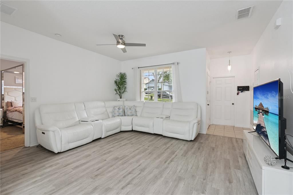 Active With Contract: $335,000 (3 beds, 2 baths, 1332 Square Feet)