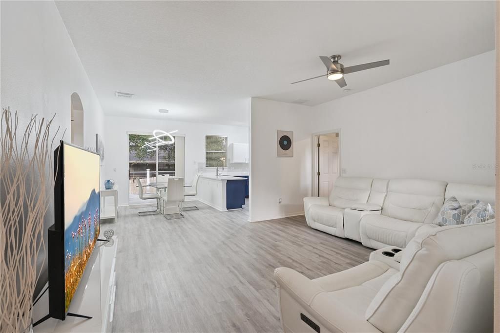 Active With Contract: $335,000 (3 beds, 2 baths, 1332 Square Feet)