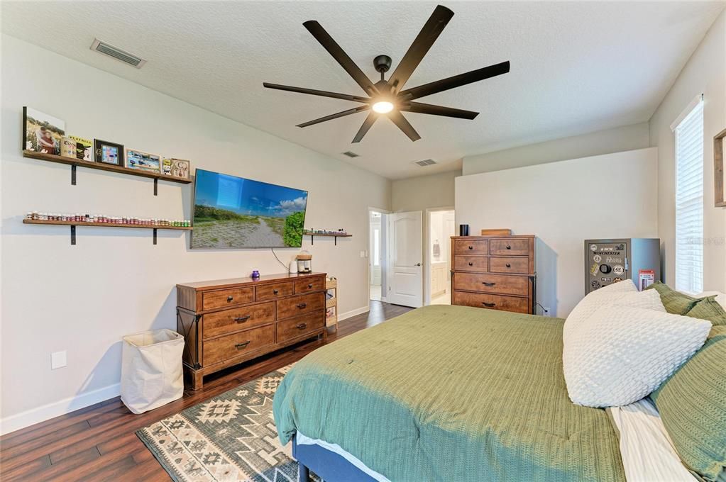 For Sale: $449,900 (3 beds, 2 baths, 1953 Square Feet)