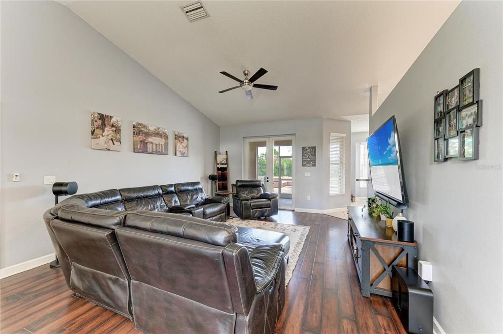For Sale: $449,900 (3 beds, 2 baths, 1953 Square Feet)
