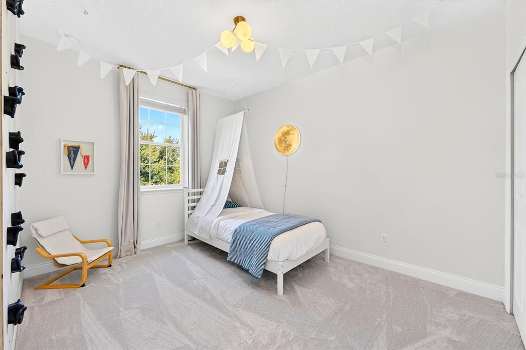 For Sale: $350,000 (4 beds, 3 baths, 1960 Square Feet)