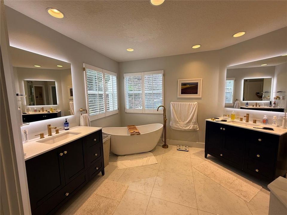 For Rent: $5,600 (6 beds, 4 baths, 3210 Square Feet)