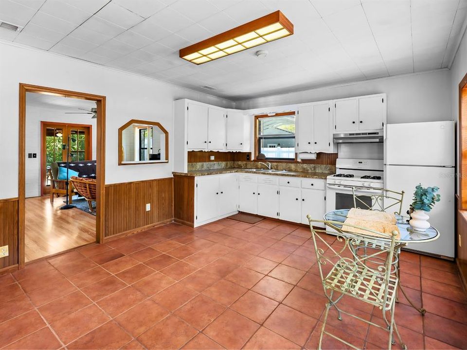 На продажу: $295,000 (2 спален, 1 ванн, 1000 Квадратных фут)