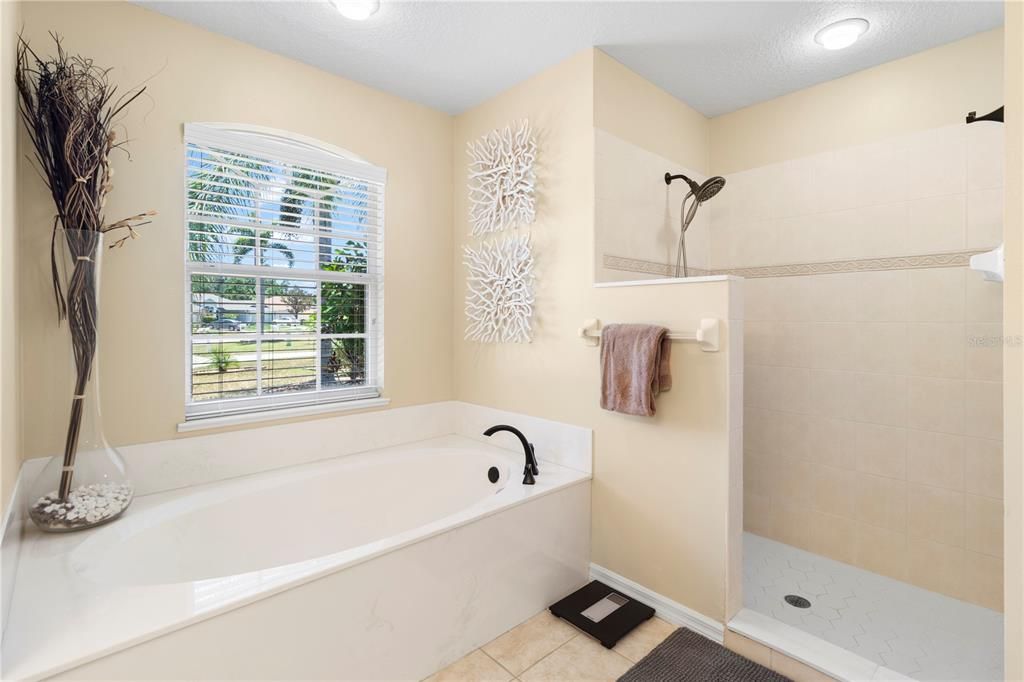 For Sale: $565,000 (3 beds, 2 baths, 2121 Square Feet)