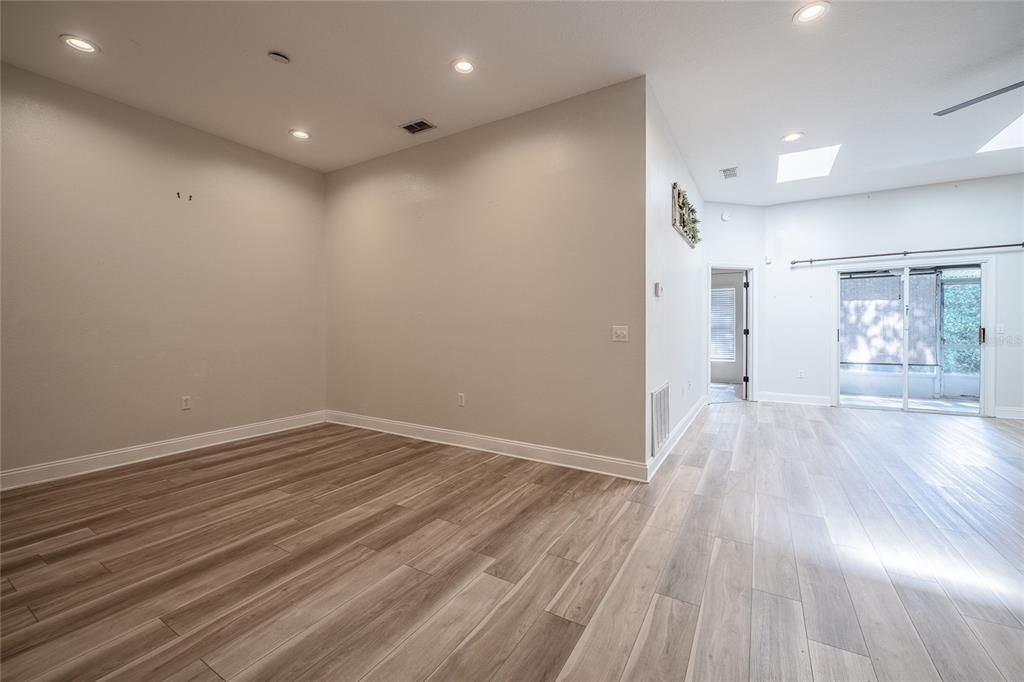 For Sale: $194,900 (2 beds, 2 baths, 1331 Square Feet)