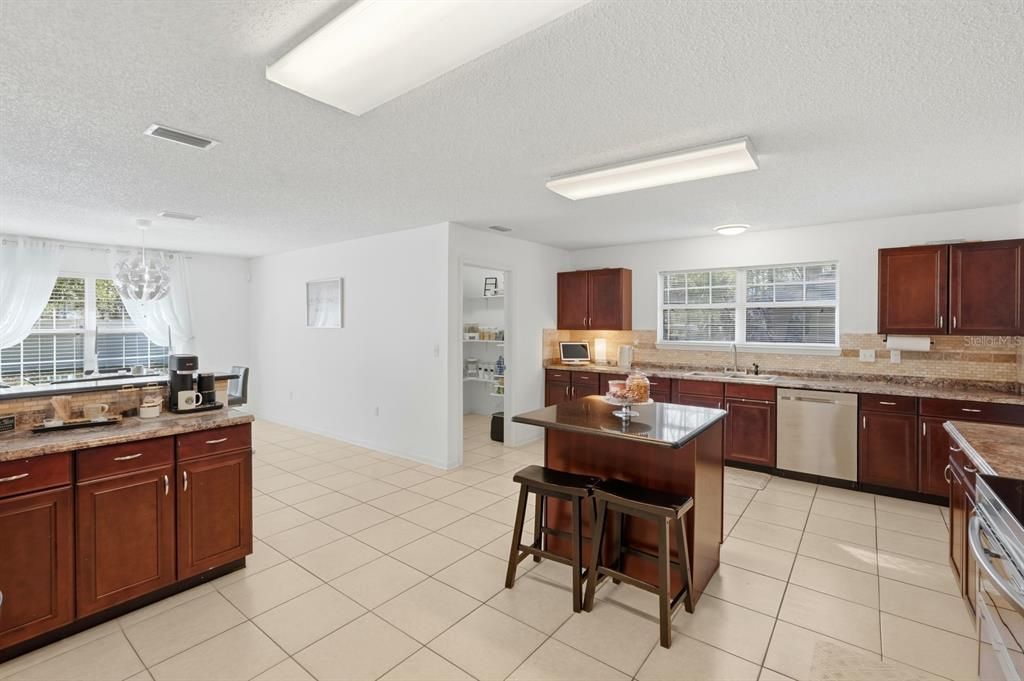В аренду: $3,000 (4 спален, 3 ванн, 3007 Квадратных фут)
