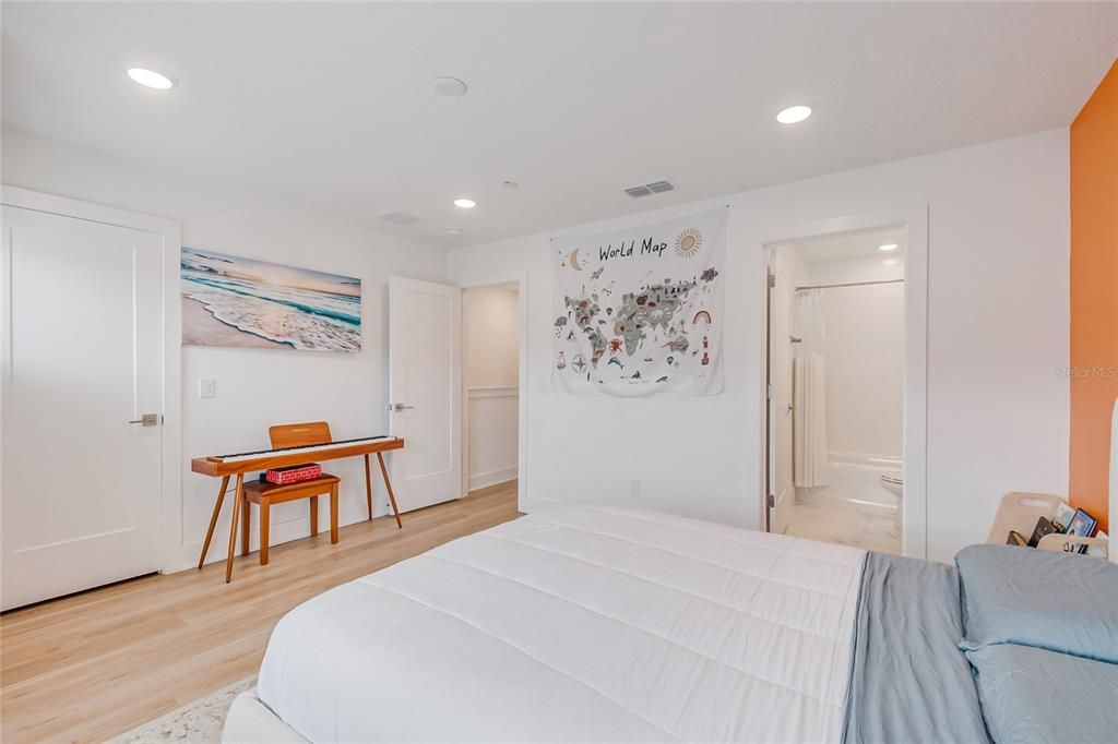 En Venta: $599,000 (3 camas, 3 baños, 1998 Pies cuadrados)