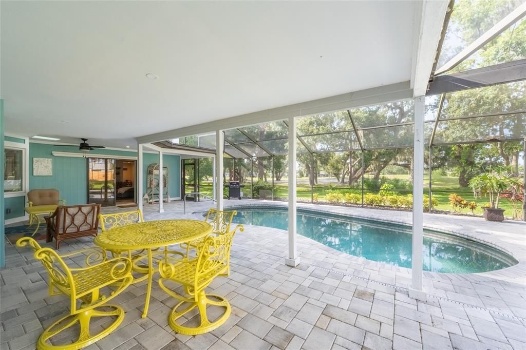 En Venta: $744,750 (3 camas, 3 baños, 2451 Pies cuadrados)