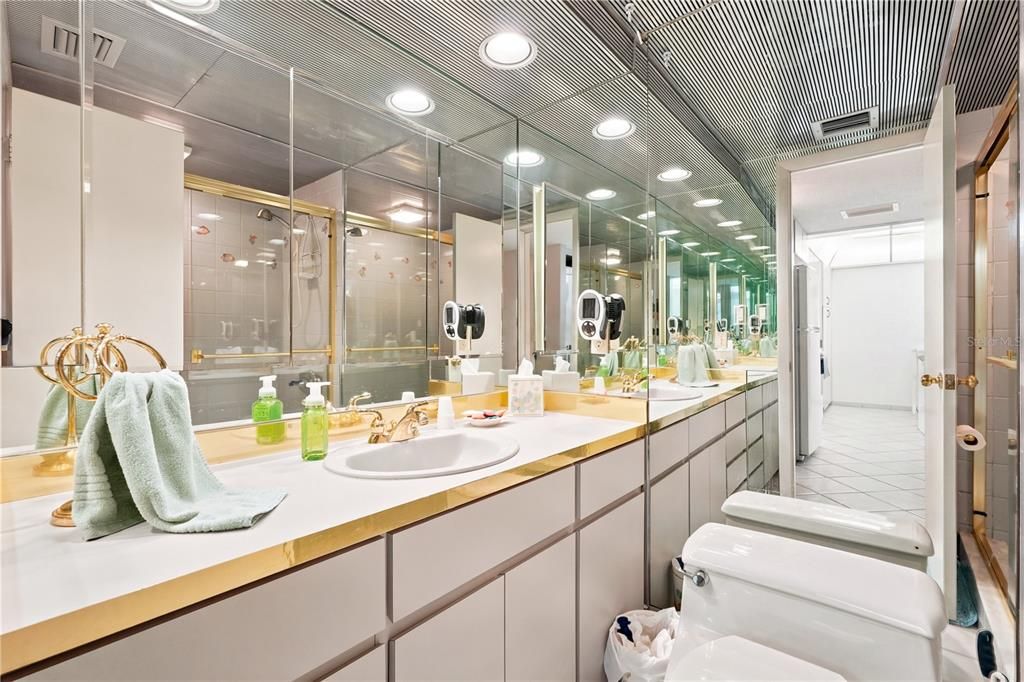 For Sale: $550,000 (2 beds, 2 baths, 1186 Square Feet)