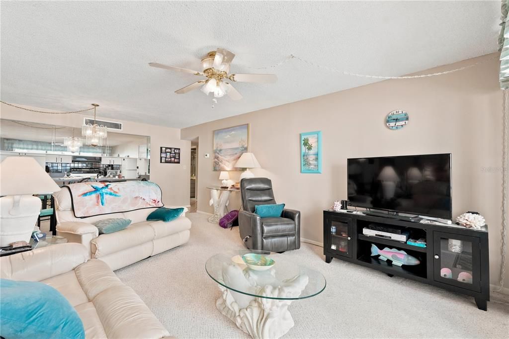 For Sale: $550,000 (2 beds, 2 baths, 1186 Square Feet)