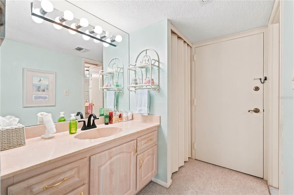 For Sale: $550,000 (2 beds, 2 baths, 1186 Square Feet)