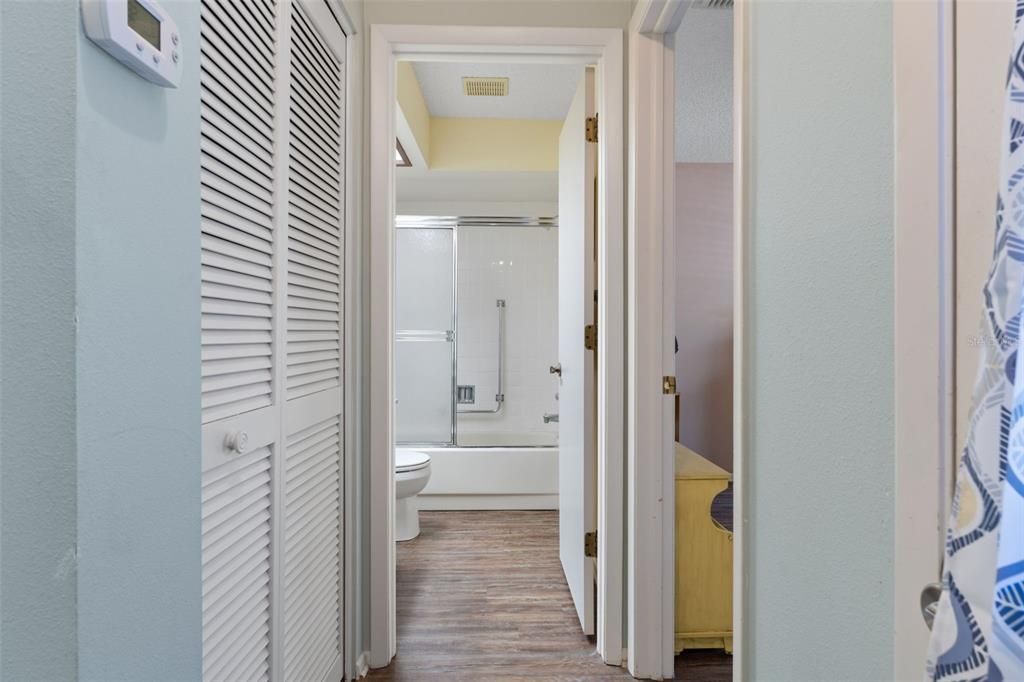 For Sale: $189,900 (2 beds, 2 baths, 995 Square Feet)