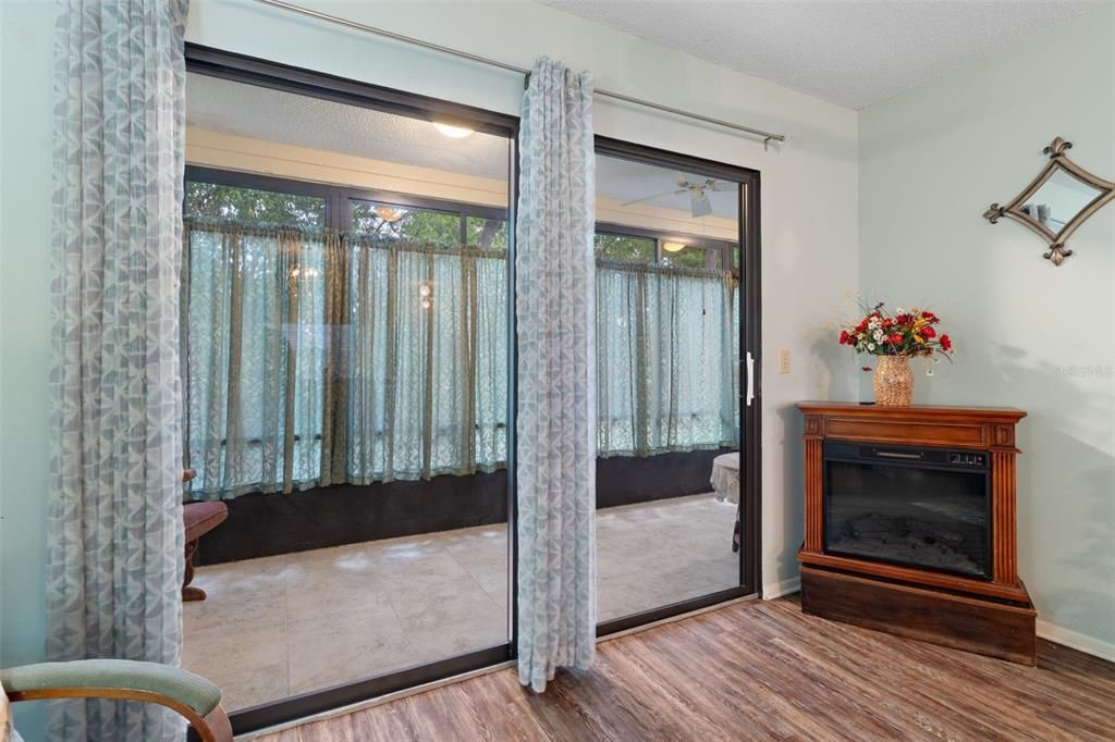 For Sale: $189,900 (2 beds, 2 baths, 995 Square Feet)