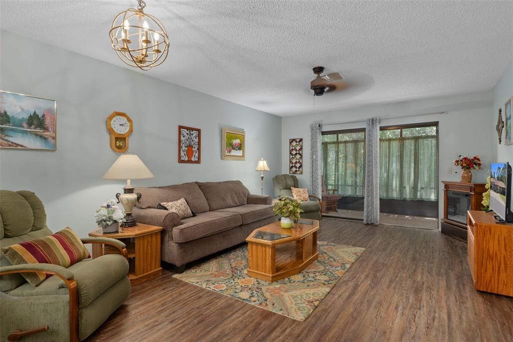 For Sale: $189,900 (2 beds, 2 baths, 995 Square Feet)