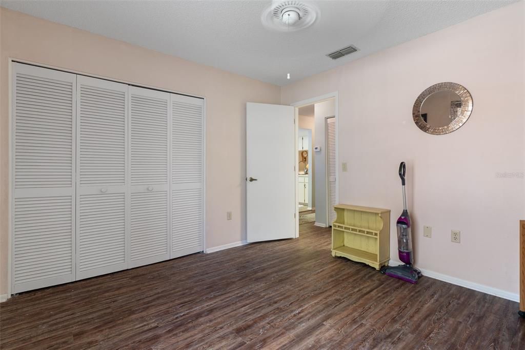 For Sale: $189,900 (2 beds, 2 baths, 995 Square Feet)
