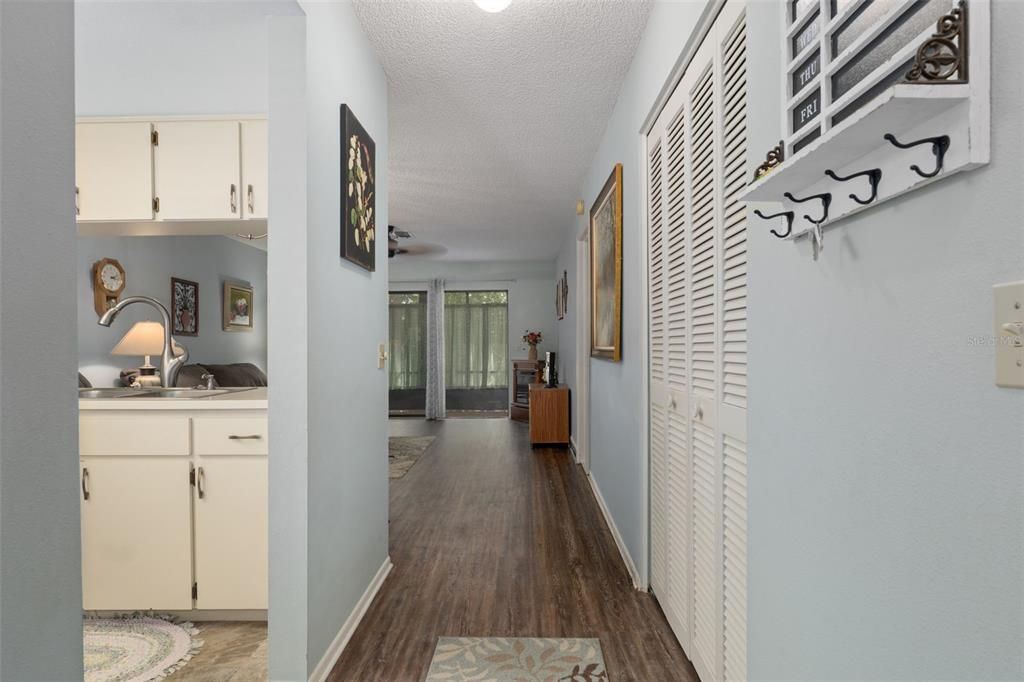 For Sale: $189,900 (2 beds, 2 baths, 995 Square Feet)