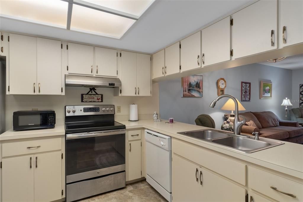 For Sale: $189,900 (2 beds, 2 baths, 995 Square Feet)