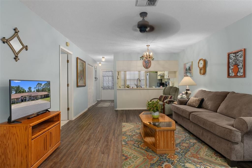 For Sale: $189,900 (2 beds, 2 baths, 995 Square Feet)