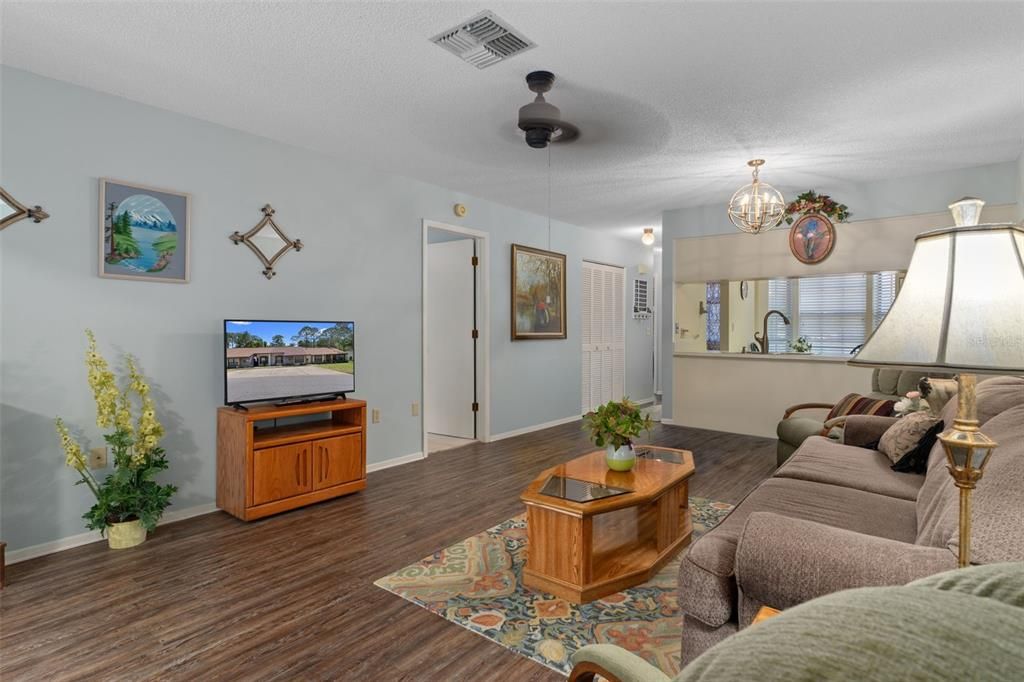 For Sale: $189,900 (2 beds, 2 baths, 995 Square Feet)