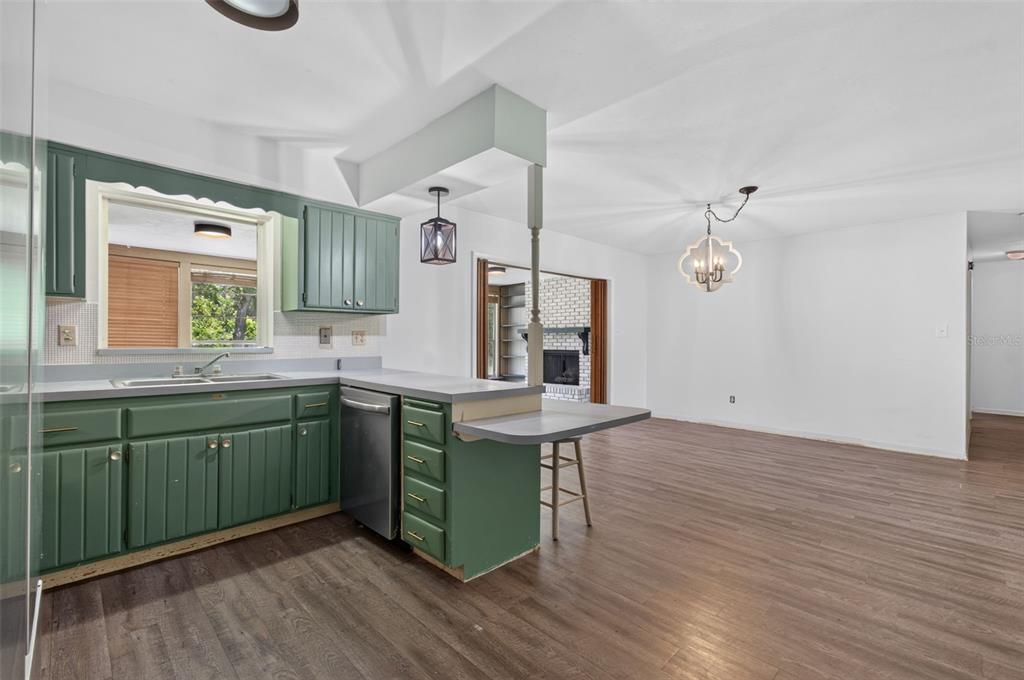 На продажу: $415,000 (4 спален, 2 ванн, 2190 Квадратных фут)