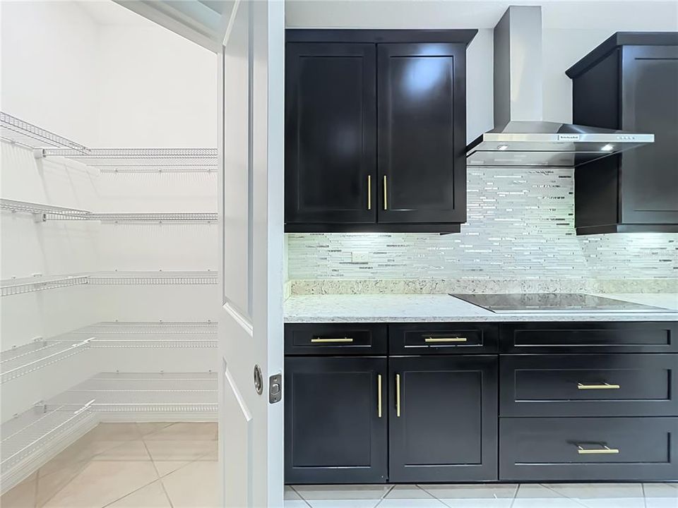 En Venta: $1,075,000 (5 camas, 4 baños, 4332 Pies cuadrados)