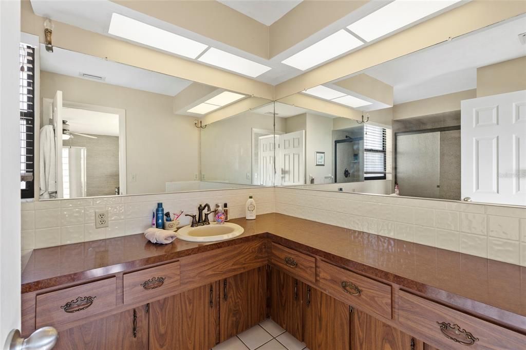 На продажу: $799,999 (3 спален, 2 ванн, 1930 Квадратных фут)