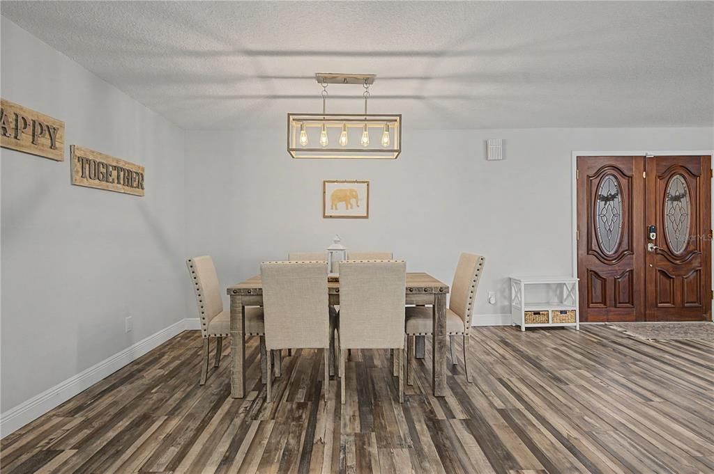 En Venta: $949,900 (5 camas, 3 baños, 2915 Pies cuadrados)
