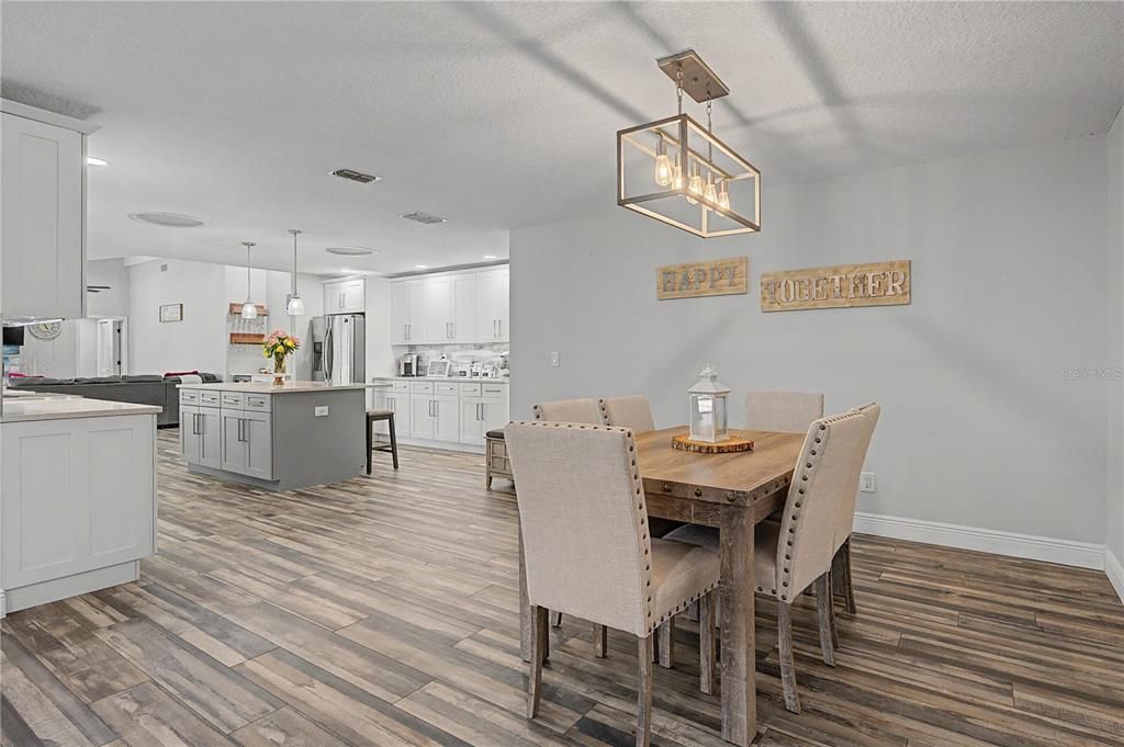 En Venta: $949,900 (5 camas, 3 baños, 2915 Pies cuadrados)