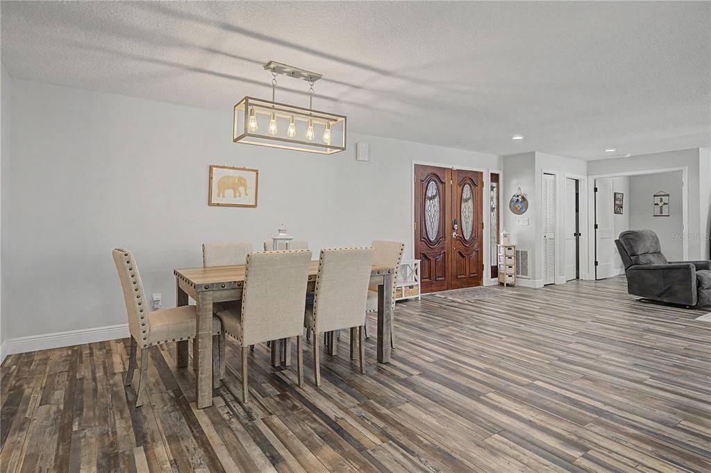 En Venta: $949,900 (5 camas, 3 baños, 2915 Pies cuadrados)